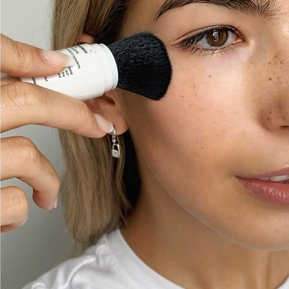 Dr. Lara Devgan SPF 50 Dusting Powder Face New in Box - Picture 8 of 8